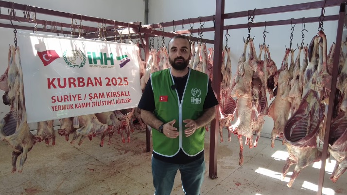 Türkiye Cumhuriyeti Merkezli İHH İnsani Yardım Vakfı,2025 Kurban faaliyetleri kapsamında Yermuk kampında kurban eti dağıttı