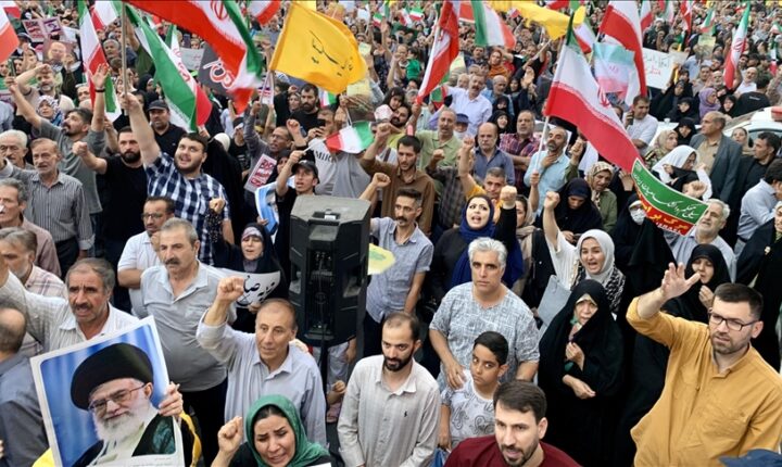 İranlılar, Tahran’daki İnkılap Meydanı’nda ateşkes sonrası “ABD ve İsrail’e karşı zafer” kutlaması yaptı