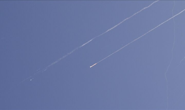 İran’dan atılan füzelerden ikisi İsrail’in orta kesimlerine isabet etti