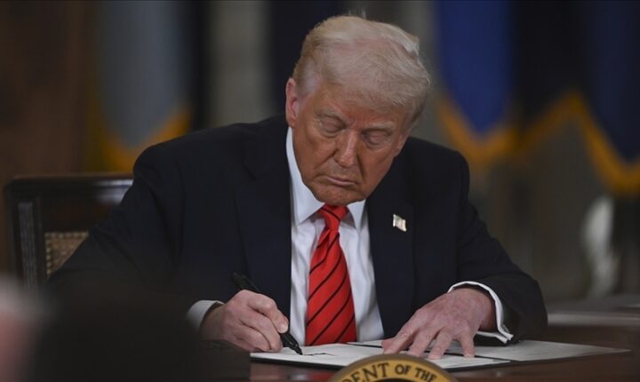Trump, ABD’nin Suriye’ye yaptırımlarını sonlandıran başkanlık kararnamesini imzaladı