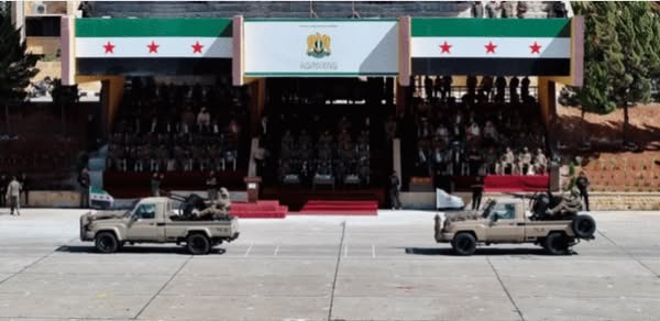 Suriye Ordusu’na bağlı 76. Tümen, Halep’teki Askeri Akademi’de Askeri Geçit Töreni Düzenledi