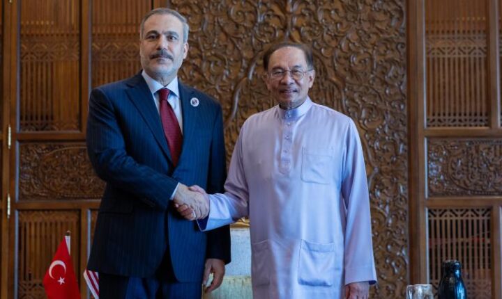 Bakan Fidan, Malezya Başbakanı Enver İbrahim ile görüştü