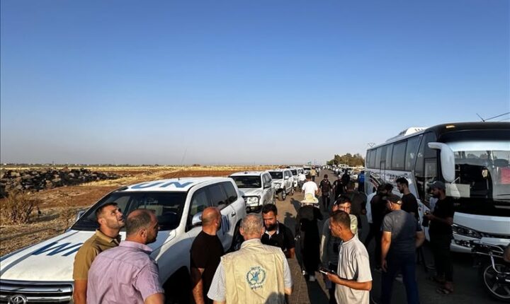 Süveyda’da Bedevi ailelerin tahliyesi için oluşturulan konvoy kent merkezine girdi