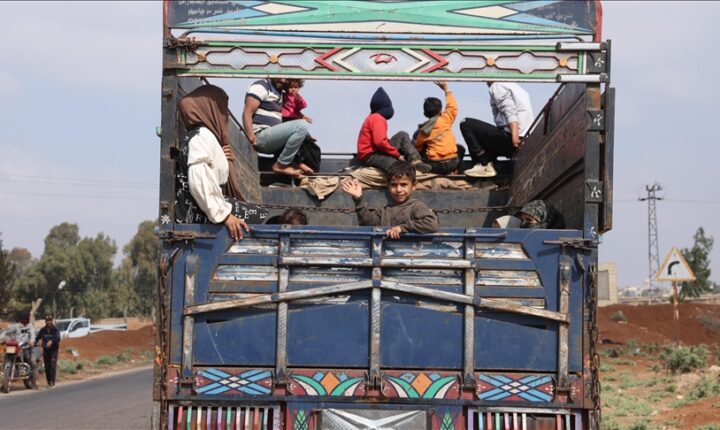 Süveyda’da zorla yerinden edilen Bedevi Arap aileler tahliye edildi