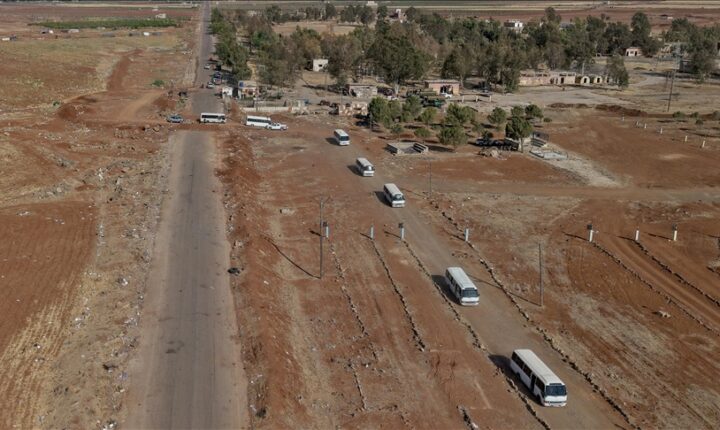 Suriye’nin Süveyda ilinden 26 cenaze ile 360 sivil tahliye edildi