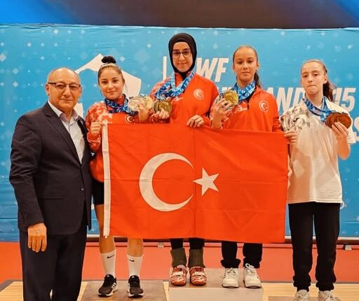 Milli haltercilerimiz, İspanya’da devam eden Yıldızlar ve 15 Yaş Altı Avrupa Şampiyonası’nda 5 altın, 9 gümüş ve 5 bronz madalya kazandı.