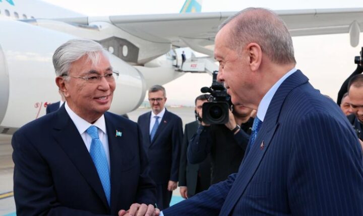 Türkiye Cumhuriyeti Cumhurbaşkanı Erdoğan, Kazakistan Cumhurbaşkanı Tokayev’i resmi törenle karşıladı