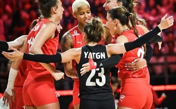 A Milli Kadın Voleybol Takımımızın 2025 FIVB Kadınlar Dünya Voleybol Şampiyonası’nda oynayacağı son 16 turunda 1 Eylül Pazartesi günü saat 16.30’da Bankong,da Slovenya ile karşılaşacak. Maç 📺 TRT 1’den canlı yayınlanacak.