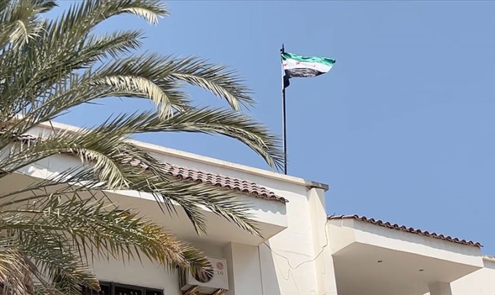 Suriye’nin Trablus büyükelçiliğinde 13 yıl sonra bayrak göndere çekildi