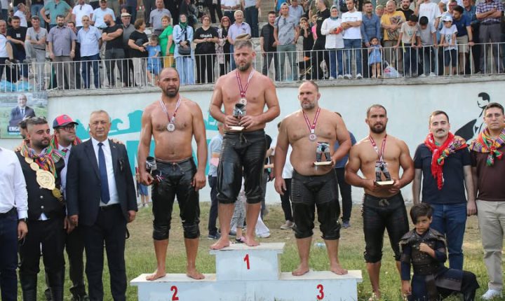 664’üncüsü düzenlenen Domaniç Yağlı Güreşleri’nde başpehlivanlığı Nedim Gürel kazandı.