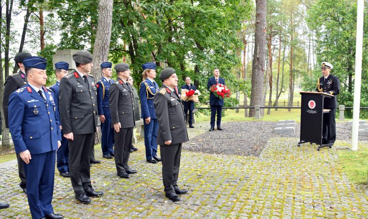 Orgeneral Bayraktaroğlu Letonya Cesis Türk Şehitliği’ni Ziyaret Etti