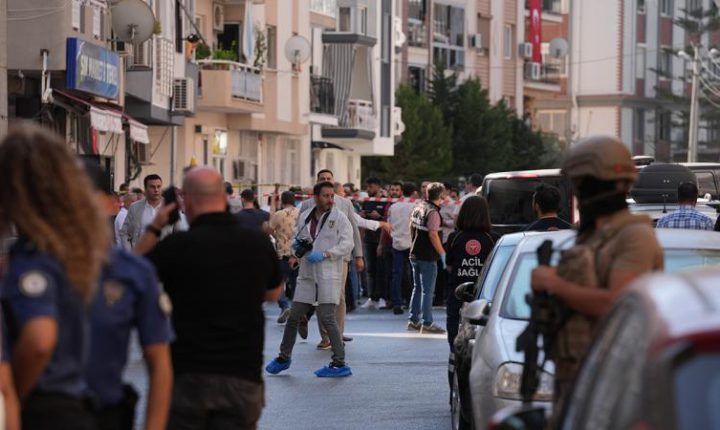 İzmir’de polis merkezine silahlı saldırı: 2 şehit, 3 yaralı
