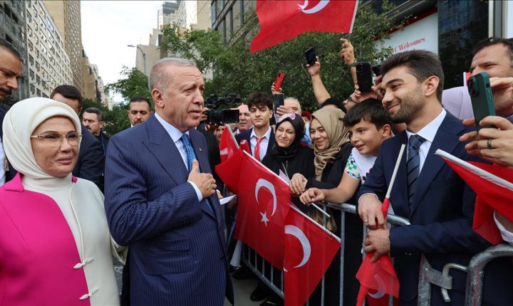 Türkiye Cumhuriyeti Cumhurbaşkanı Erdoğan, ABD’deki Türkevi’ne girişinde sevgi gösterileriyle karşılandı