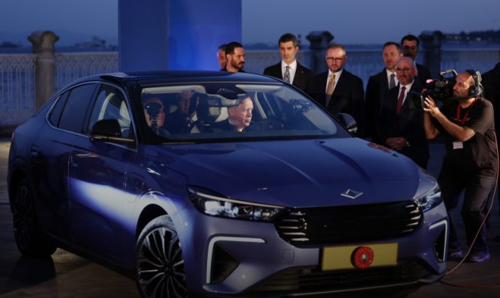 Türkiye Cumhuriyeti Cumhurbaşkanı Erdoğan’a TOGG’un yeni modeli t10f’nin ilk teslimatı yapıldı