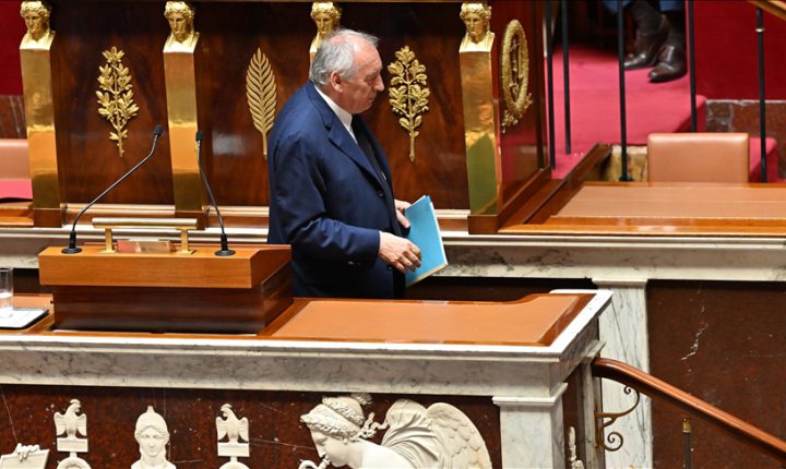 Fransa’da güvenoyu alamayan Başbakan François Bayrou’nun azınlık hükümeti düştü