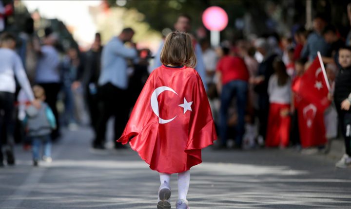 Cumhuriyet’in 102. yılı kutlamaları 21 pare top atışıyla başladı