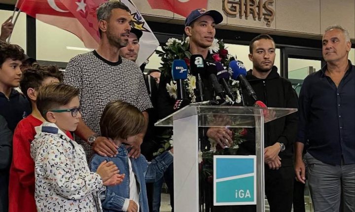 🏍️ Dünya Superbike Şampiyonası’nın İspanya’daki son etabında 3. kez dünya şampiyonu olan milli sporcumuz Toprak Razgatlıoğlu, İstanbul’a geldi.