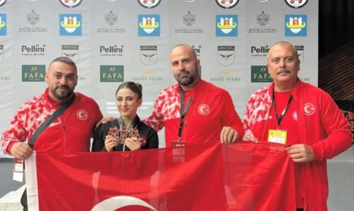 Arnavutluk’un Durres kentinde düzenlenen Gençler ve U23 Avrupa Halter Şampiyonası’nın ilk gününde Kadınlar U23 48 kiloda yarışan Gamze Altun Silkmede 100 ve toplamda 173 kiloluk derecelerle 2 altın madalya kazandı ve Avrupa şampiyonu oldu.