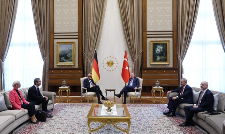 Türkiye Cumhuriyeti Cumhurbaşkanı Erdoğan, Almanya Başbakanı Merz’i resmi törenle karşıladı