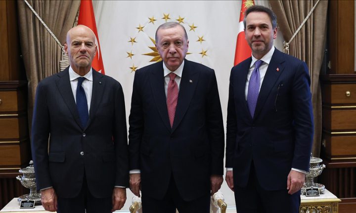 Türkiye Cumhuriyeti Cumhurbaşkanı Erdoğan, İtalya Milli Hidrokarbon Ajansı Başkanı Descalzi’yi kabul etti