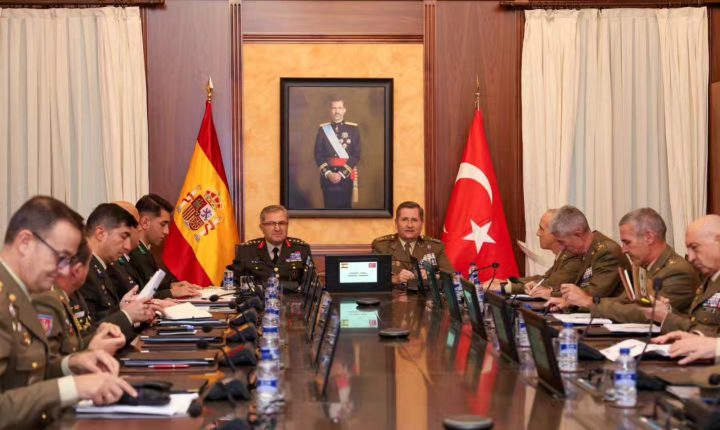 Kara Kuvvetleri Komutanı Orgeneral Metin Tokel; İspanya Krallığı Kara Kuvvetleri Komutanı Orgeneral Amador Ensenat y Berea’nın davetlisi olarak 20-23 Ekim 2025 tarihleri arasında İspanya Kara Kuvvetleri Komutanlığını ziyaret etti ve ikili askerî ilişkiler kapsamında görüşmeler gerçekleştirdi.
