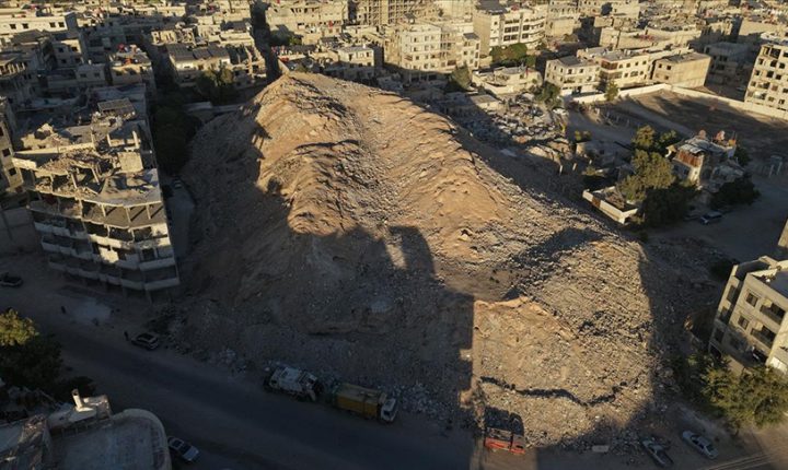 Şam’da devrik Esed rejimi enkazlardan yapay dağ oluşturdu