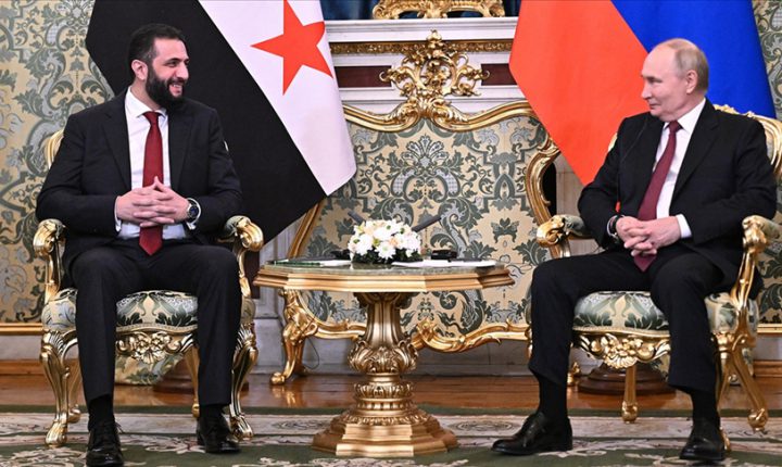 Suriye Cumhurbaşkanı Şara Moskova’da Putin ile bir araya geldi