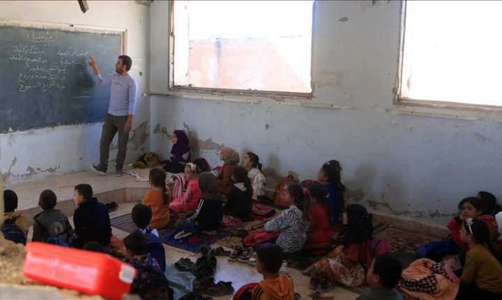 Suriye’nin İdlib ilinde öğrenciler soğuk sınıflarda yere oturarak eğitim görüyor