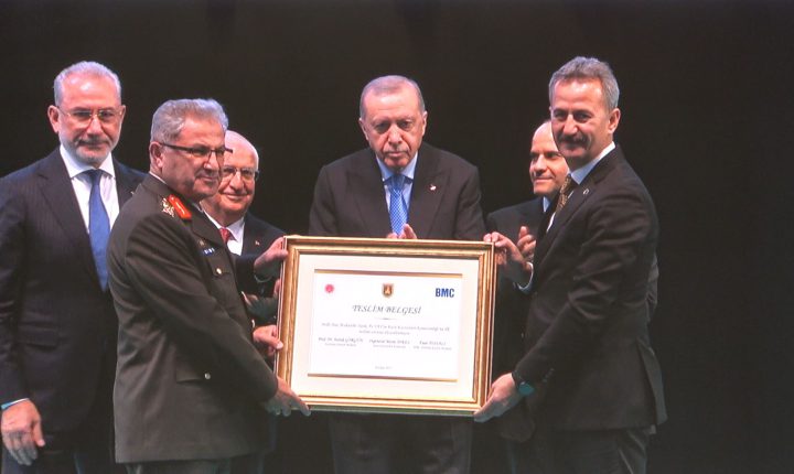 682 Bin Metrekarelik Tesiste Robotik Kaynak Sistemleri ile Ayda 8, Yılda 96 Yeni Altay Tankı Üretilecek Tam 20 yıl önce başlayan serüvende ilk seri üretim Altay tankları Türk Kara Kuvvetleri Komutanlığına teslim edildi.