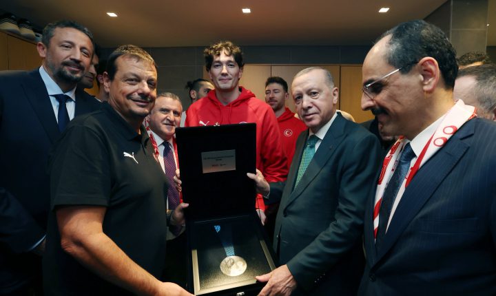 FIBA 2025 Avrupa Şampiyonası’nda tarihi bir başarıya imza atarak ikincilik elde eden A Milli Erkek Basketbol Takımımız, kazanılan madalyayı Cumhurbaşkanı Recep Tayyip Erdoğan’a takdim etti.