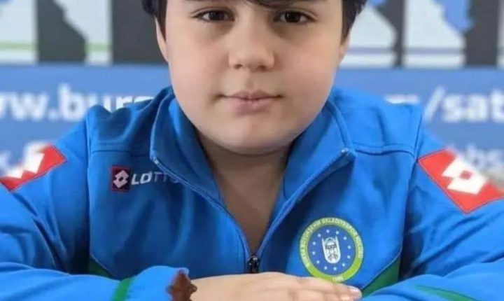 13 yaşındaki satranç oyuncumuz Yağız Kaan Erdoğmuş, Turnuvada 33 yaşındaki 5 kez Dünya Satranç Şampiyonu olmuş ve halen 4 kez Dünya Hızlı Satranç Şampiyonu ve 6 kez Dünya Blitz Satranç Şampiyonu olan Norveçli Satranç büyükustası Magnus Carlsen ile karşı karşıya geldi.