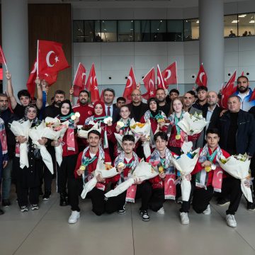 Çin’de dünya şampiyonu olan Türkiye Wushu Milli Takımı yurda döndü. 🇹🇷