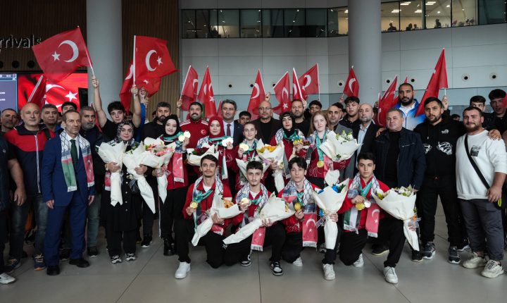 Çin’de dünya şampiyonu olan Türkiye Wushu Milli Takımı yurda döndü. 🇹🇷