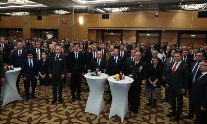 Millî Savunma Bakanı Yaşar Güler, Cumhurbaşkanı Yardımcısı Cevdet Yılmaz ile birlikte Romanya Millî Günü dolayısıyla düzenlenen resepsiyona katıldı.