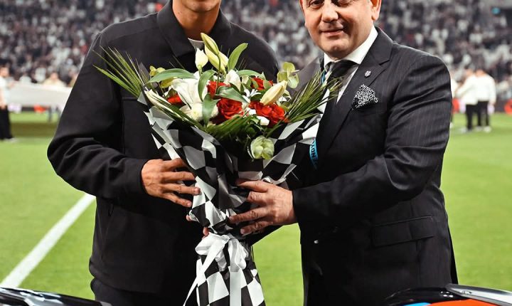 🇹🇷🏍Dünya Superbike şampiyonu milli motosikletçimiz Toprak Razgatlıoğlu, Motoruyla Beşiktaş-Fenerbahçe derbisi öncesi taraftarları selamladı.