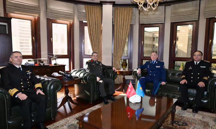 Millî Savunma Bakanı Yaşar Güler’in resmî davetlisi olarak Ankara’da bulunan Kazakistan Savunma Bakanı Dauren Kosanov, Genelkurmay Başkanı Orgeneral Selçuk Bayraktaroğlu’nu ziyaret etti.