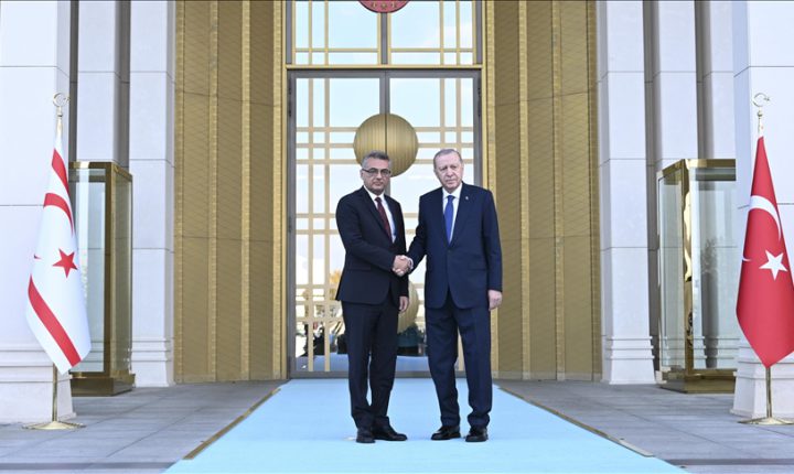 Türkiye Cumhuriyeti Cumhurbaşkanı Erdoğan, KKTC Cumhurbaşkanı Erhürman’ı resmi törenle karşıladı
