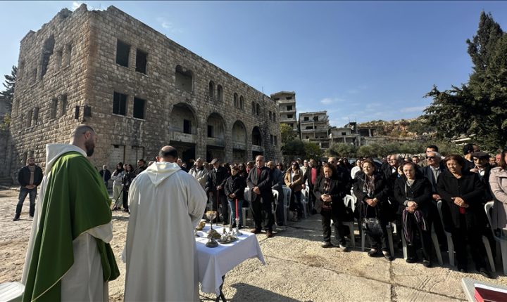 Suriye’nin İdlib ilinde Hristiyan aileler 14 yıl sonra köylerindeki kilisede ilk kez ibadet etti