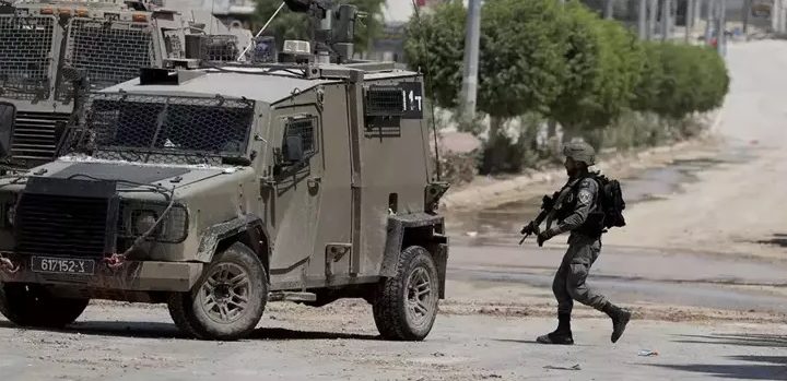 İsrail, Suriye’ye saldırdı! Köylerde yol kontrol noktaları kurdu