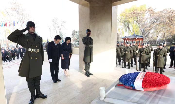 Türkiye Cumhuriyeti Cumhurbaşkanı Recep Tayyip Erdoğan’ın resmî davetlisi olarak Türkiye Cumhuriyeti’ne gelen Güney Kore Cumhurbaşkanı Lee Jae Myung, Ankara’da bulunan “Kore’de Savaşan Türkler Anıtı”nı ziyaret etti.