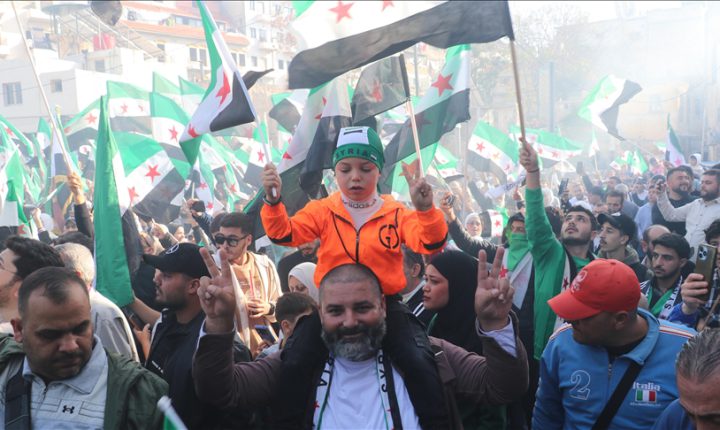 Suriye’de rejiminin devrildiği “Düşmanı Caydırma Operasyonu”nun yıl dönümünde kutlama gösterileri düzenlendi