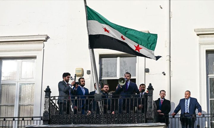 Suriye bayrağı, Londra’da göndere çekildi
