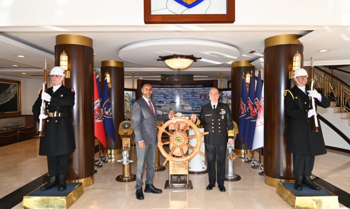 Somali Limanlar ve Deniz Ulaştırma Bakanı Abdulkadir Mohamed Nur, Türkiye Cumhuriyeti Deniz Kuvvetleri Komutanı Oramiral Ercüment Tatlıoğlu’nu ziyaret etti.