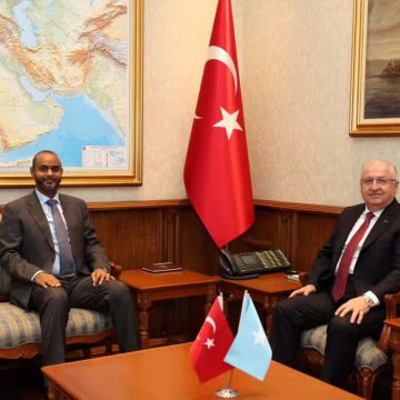 Türkiye Cumhuriyeti Millî Savunma Bakanı Yaşar Güler ile Somali Limanlar ve Deniz Ulaştırma Bakanı Abdülkadir Muhammed Nur, Millî Savunma Bakanlığında bir araya geldi.