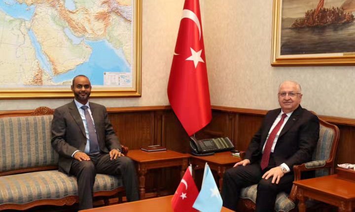 Türkiye Cumhuriyeti Millî Savunma Bakanı Yaşar Güler ile Somali Limanlar ve Deniz Ulaştırma Bakanı Abdülkadir Muhammed Nur, Millî Savunma Bakanlığında bir araya geldi.