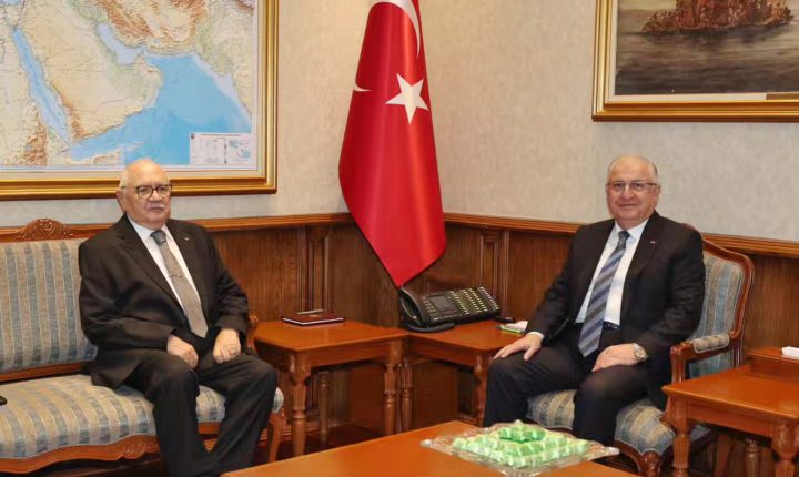 Türkiye Cumhuriyeti Millî Savunma Eski Bakanı Vecdi Gönül, Millî Savunma Bakanı Yaşar Güler’i makamında ziyaret etti.