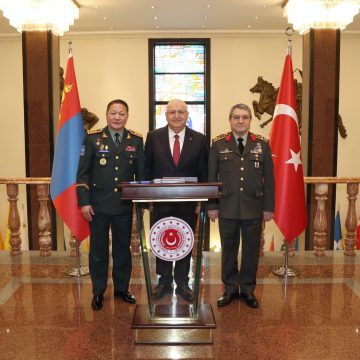 Türkiye Cumhuriyeti Millî Savunma Bakanı Yaşar Güler, Genelkurmay Başkanı Orgeneral Selçuk Bayraktaroğlu’nun davetlisi olarak Ankara’ya gelen Moğolistan Genelkurmay Başkanı Korgeneral Ganbyamba Sunrev’i kabul etti.