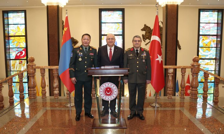 Türkiye Cumhuriyeti Millî Savunma Bakanı Yaşar Güler, Genelkurmay Başkanı Orgeneral Selçuk Bayraktaroğlu’nun davetlisi olarak Ankara’ya gelen Moğolistan Genelkurmay Başkanı Korgeneral Ganbyamba Sunrev’i kabul etti.