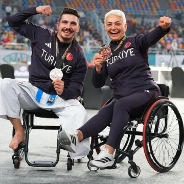 Mısır’da düzenlenen Dünya Karate Şampiyonası’nda ülkemizi para karatede temsil eden milli sporcularımızdan Berkay Uslu gümüş madalya, Nesrin Cavadzade bronz madalyanın sahibi oldu.