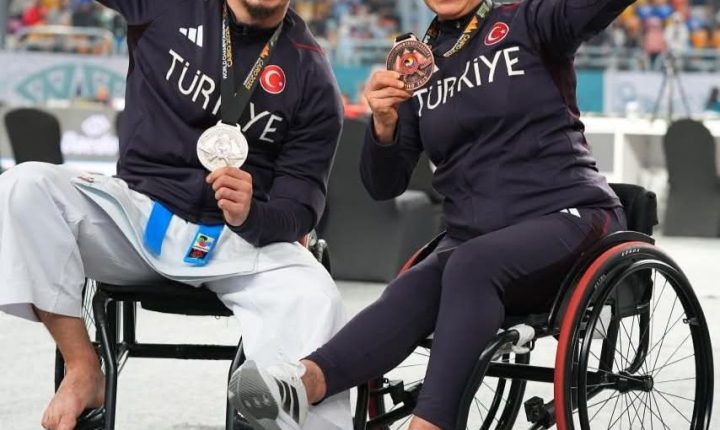 Mısır’da düzenlenen Dünya Karate Şampiyonası’nda ülkemizi para karatede temsil eden milli sporcularımızdan Berkay Uslu gümüş madalya, Nesrin Cavadzade bronz madalyanın sahibi oldu.